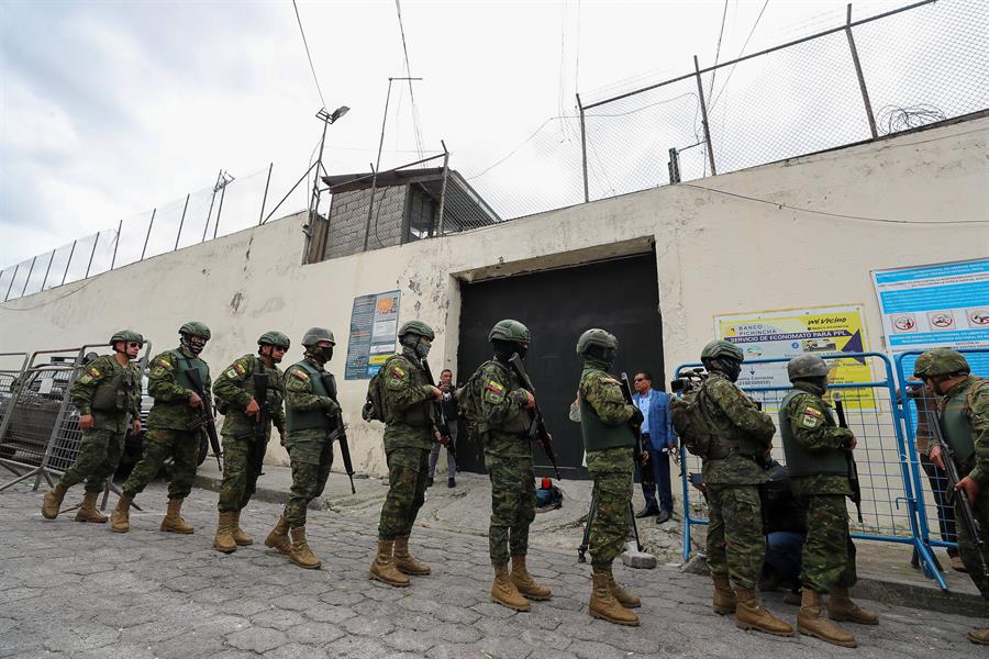 Soldados ecuatorianos se aprestan a ingresar a la cárcel del Inca tras un amotinamiento de presos, en Quito (Ecuador). EFE/José Jácome