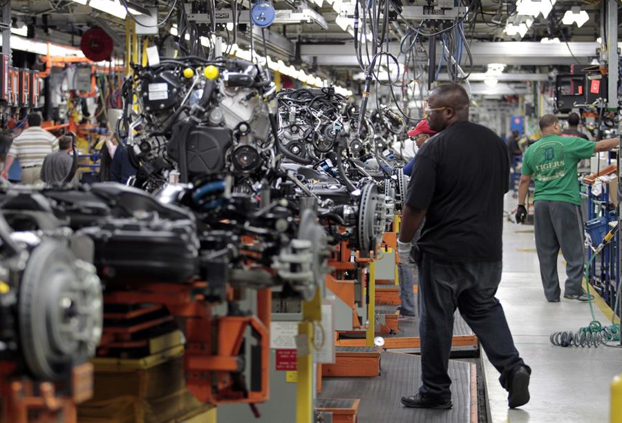 Fotografía de archivo en la que se registró a varios operarios en una línea de ensamblaje de la automotriz Chrysler, en Detroit (Michigan, EUA). EFE/Jeff Kowalsky