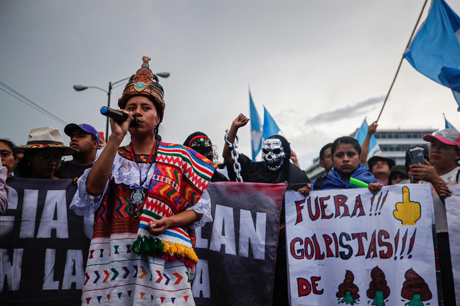 Personas protestan para exigir la renuncia de la fiscal general y jefa del Ministerio Público, Consuelo Porras Argueta, en Ciudad de Guatemala (Guatemala), en una fotografía de archivo. EFE/ David Toro