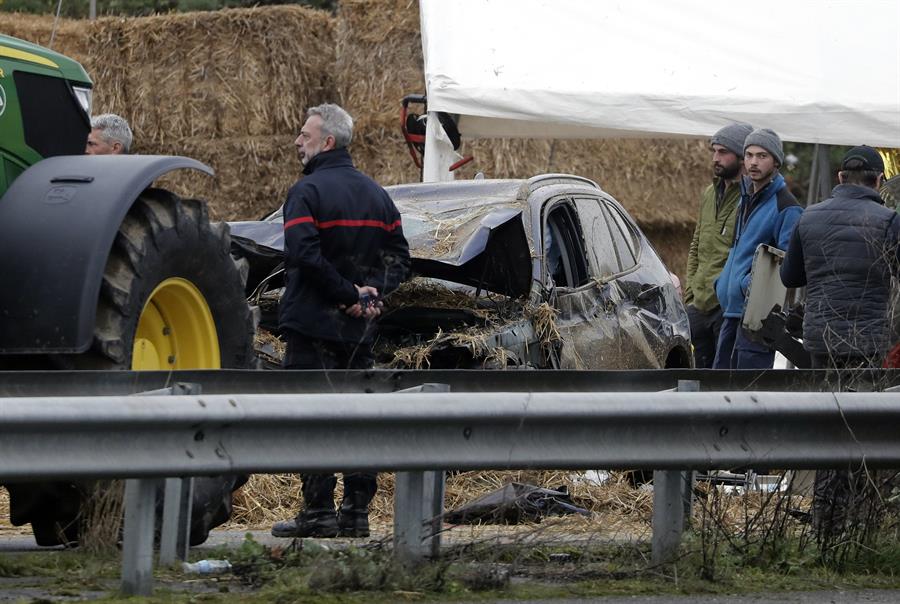 Rescatistas y agentes de policía trabajan en el lugar después de que un coche chocara contra una barricada durante una protesta de agricultores franceses, en Pamiers, EFE/EPA/Guillaume Horcajuelo