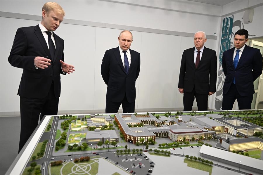 El presidente ruso Vladimir Putin (Centro), acompañado por el rector de la Universidad Federal Báltica Immanuel Kant, Alexander Fedorov (izquierda), Alexander Gutsan (2 derecha), El gobernador de la región de Kaliningrado, Anton Alikhanov (derecha), observa un modelo a escala del campus propuesto en la Universidad Federal Báltica Immanuel Kant en Kaliningrado, Rusia, el 25 de enero de 2024. (Rusia, Kaliningrado) EFE/EPA/PAVEL BEDNYAKOV/SPUTNIK/KREMLIN