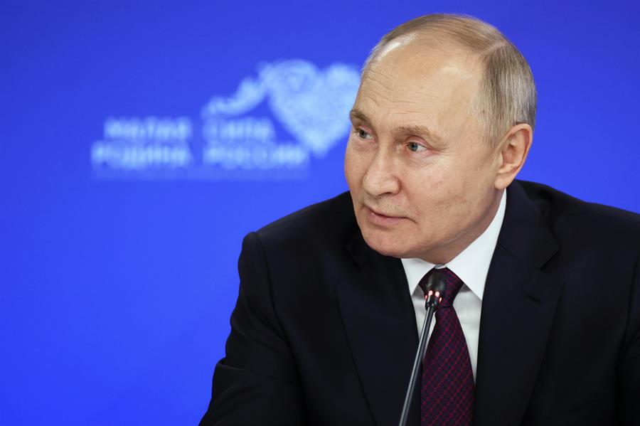 El presidente ruso Vladimir Putin se reúne con jefes de municipios de las entidades constitutivas de Rusia en el marco del Foro Municipal Panruso “La Pequeña Patria - la Fuerza de Rusia”, en Odintsovo, Región de Moscú, Rusia, 15 de enero de 2024. EFE/EPA/Sergei Savostyanov / SPUTNIK / KREMLIN POOL