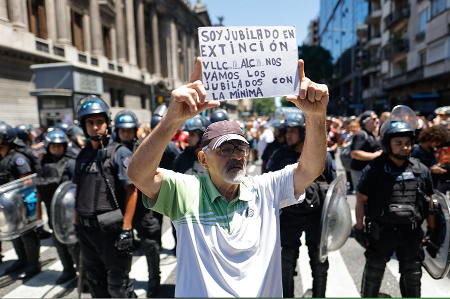 Un hombre sostiene un cartel durante una protesta convocada por la Confederación General del Trabajo en Buenos Aires (Argentina), en una fotografía de archivo. EFE/ Juan Ignacio Roncoroni