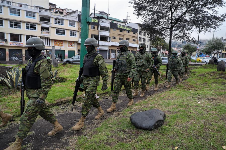 Militares participan en un operativo de control ayer, en Quito (Ecuador). EFE/ José Jácome