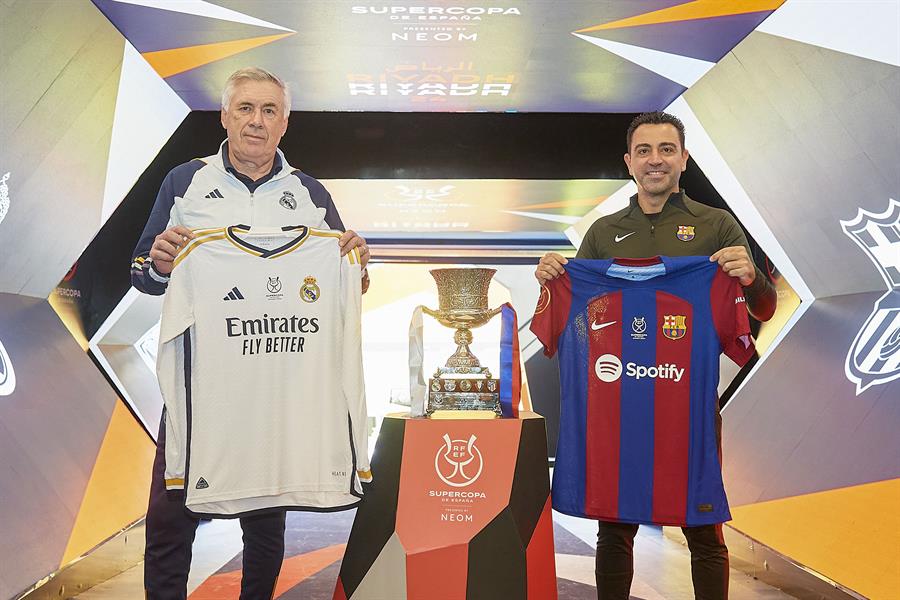 El entrenador del FC Barcelona, Xavi Hernández (d), y el entrenador del Real Madrid, Carlo Ancelotti (i), posan este sábado, previo a la final de la Supercopa de España que se disputa este domingo en Riad, Arabia Saudí. EFE/ RFEF