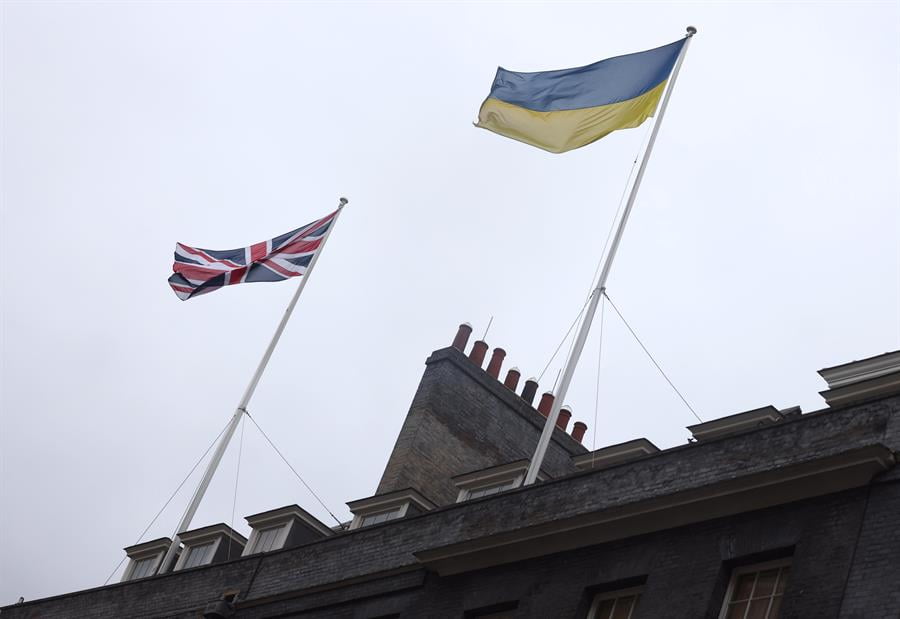 La bandera ucraniana ondea en Downing Street, en Londres. EFE/EPA/NEIL HALL