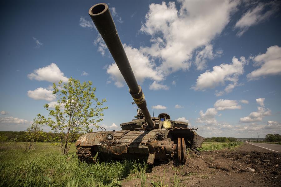 Fotografía de archivo de un tanque ruso abandonado cerca de Járkov. EFE/ Esteban Biba