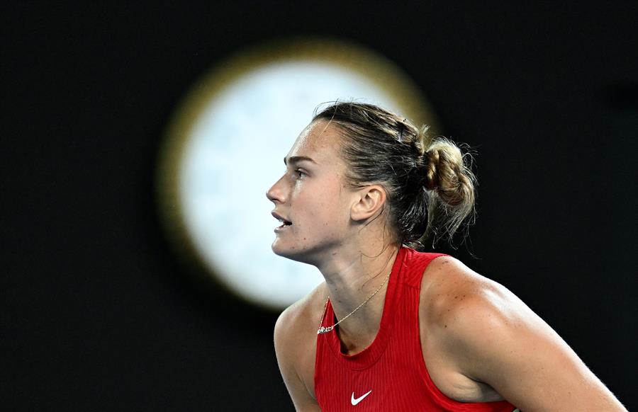 La bielorrusa Aryna Sabalenka durante su partido contra la alemana Ella Seidel durante el abierto de Australia. EFE/EPA/LUKAS COCH