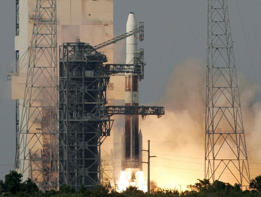 Fotografía de archivo del cohete Boeing Delta 4que es lanzado del bloc 37B con la nave espacial GOES-N, en la Estación de las Fuerzas Aéreas de Cabo de Cañaveral, Florida (EUA). GOES-N fue la primera nave espacial que se lanza de las nuevas series GOES N-P de satélites geoestacionarios ambientales meteorológicos. Desarrollados por la NASA para la Administración Nacional Oceánica y Atmosférica (NOAA), los satélites GOES proporcionan continuamente observaciones de la tierra incluyendo de EUA. EFE/Gary I. Rothstein