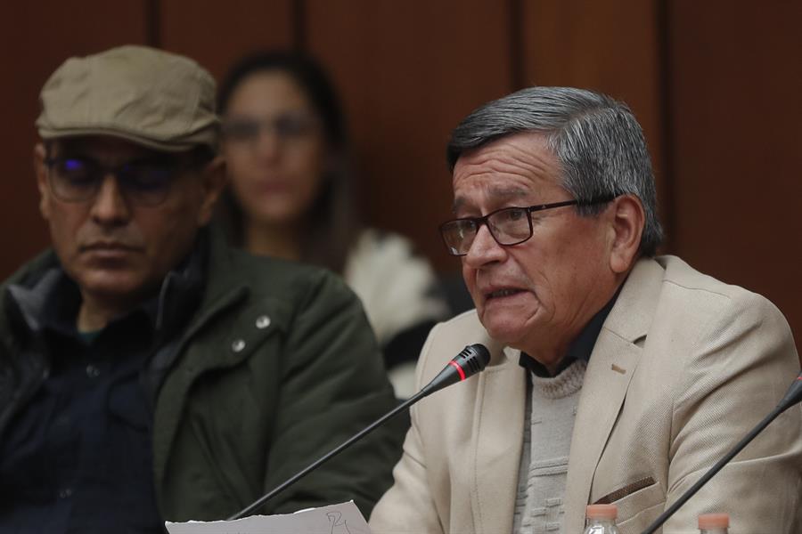 El jefe de la delegación del Ejército Liberación Nacional en la Mesa (ELN), Pablo Beltrán (d), en una fotografía de archivo. EFE/ Isaac Esquivel