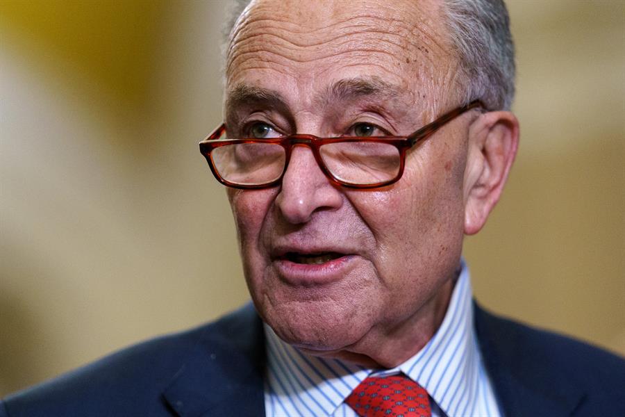 El líder de la mayoría demócrata en el Senado de Estados Unidos, Chuck Schumer, fue registrado este miércoles, 17 de enero, durante una conferencia de prensa, en la sede del Capitolio, en Washington DC (EUA). EFE/Will Oliver