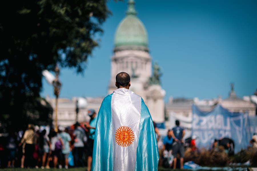 Personas participan en una manifestación convocada por la Confederación General del Trabajo (CGT), la principal central sindical del país e identificada con el peronismo, hoy, en Buenos Aires (Argentina). EFE/Juan Ignacio Roncoroni