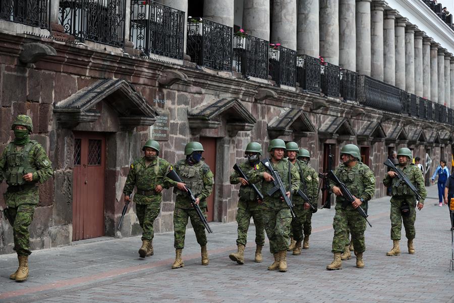 Soldados ecuatorianos patrullan por una calle este 9 de enero de 2023, en Quito (Ecuador). EFE/ José Jácome