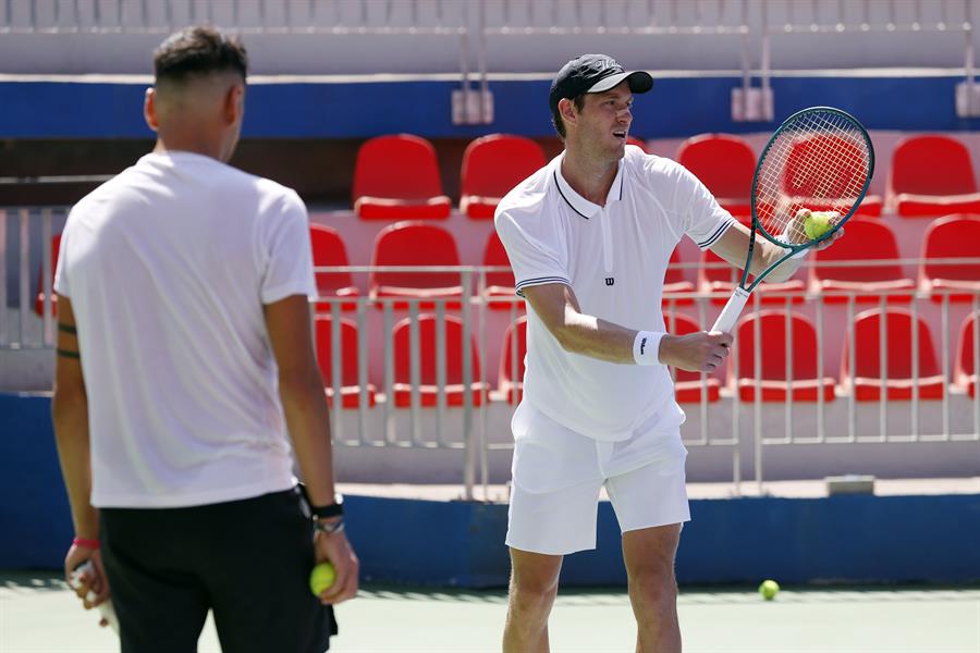 El tenista del equipo de Copa Davis chileno, Nicolás Jarry (d), reacciona durante un entrenamiento previo a enfrentar a su similar de Perú el 3 y 4 de febrero en el Court Central “Anita Lizana”, válido por los Qualyfiers del Grupo Mundial de la Copa Davis 2024, en Santiago (Chile). EFE/Elvis González