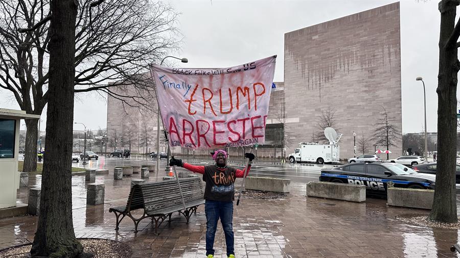 Una mujer sostiene una pancarta que dice “Finalmente, Trump arrestado” este 9 de enero de 2024, frente al edificio E. Barrett Prettyman del tribunal federal de apelaciones en Washington (EUA). EFE/ Octavio Guzmán