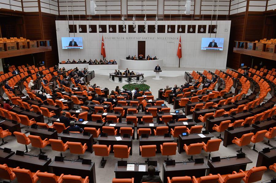 Miembros del parlamento turco asisten a una sesión antes de votar un proyecto de ley sobre la adhesión de Suecia. EFE/EPA/Necati Savas