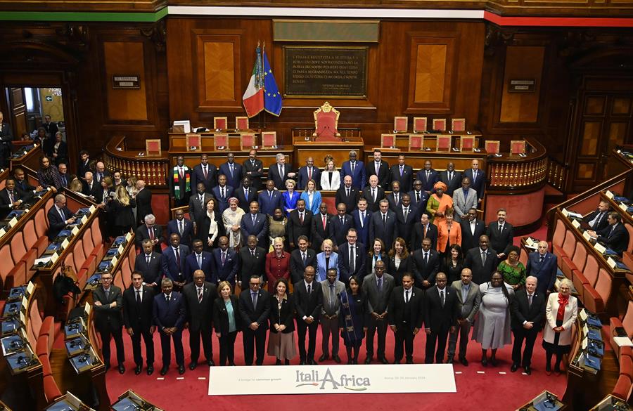 Fotografía de familia de los asistentes a la cumbre Italia-África, celebrada en la cámara del Senado del Palazzo Madama, Roma, el 29 de enero de 2024. EFE/EPA/Riccardo Antimiani