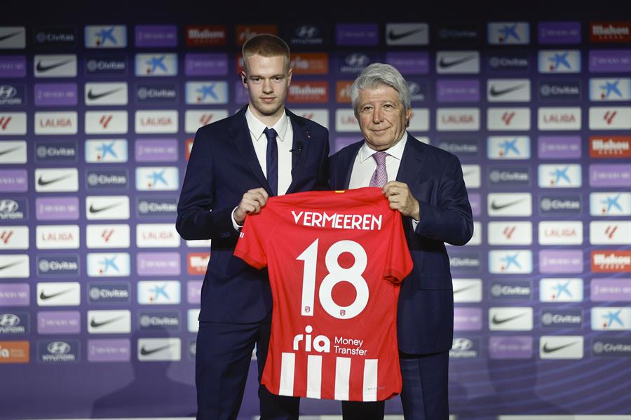 Arthur Vermeeren, con su camiseta y el número '18' junto a Cerezo. EFE/ Rodrigo Jimenez