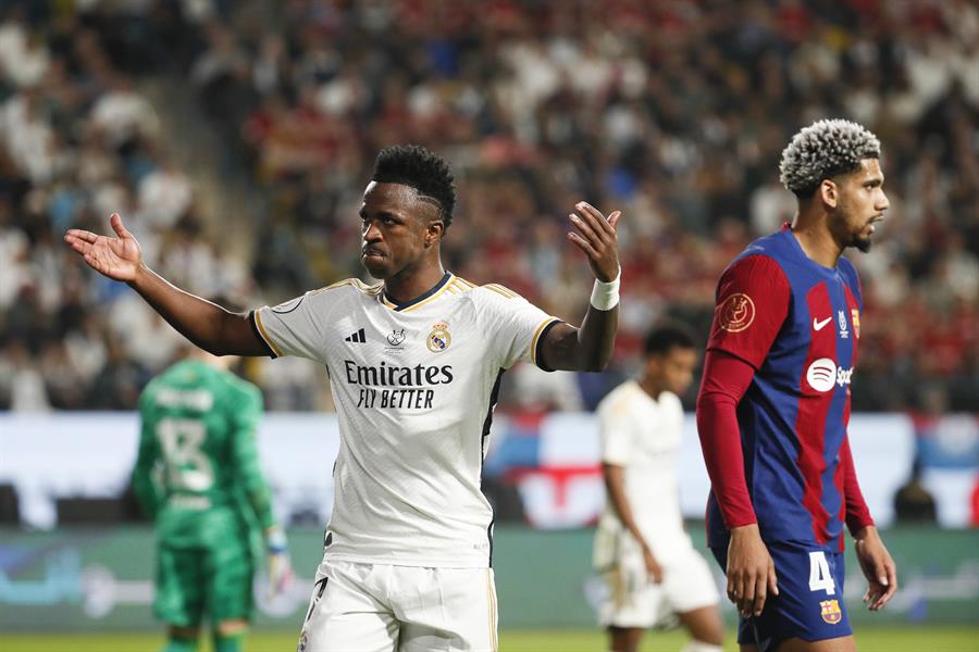 El delantero del Real Madrid Vinicius Junior (i), durante la final de la Supercopa de España que Real Madrid y FC Barcelona disputaron en el estadio Al Awwal Park de Riad, en Arabia Saudí. EFE/Juan Carlos Cárdenas