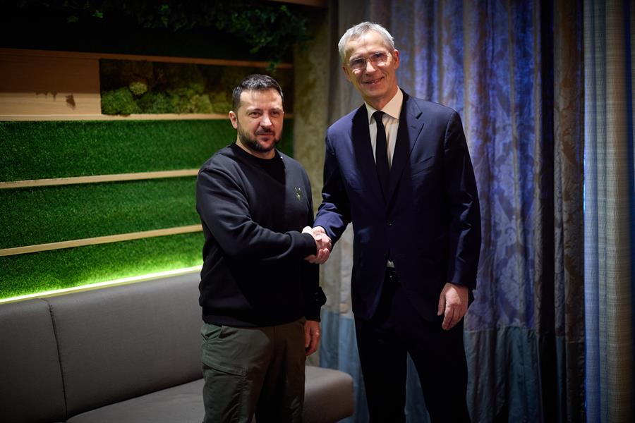 El presidente de Ucrania, Volodimir Zelenski (I), y el secretario general de la OTAN, Jens Stoltenberg, en Davos (Suiza). EFE/EPA/UKRAINIAN PRESIDENTIAL PRESS