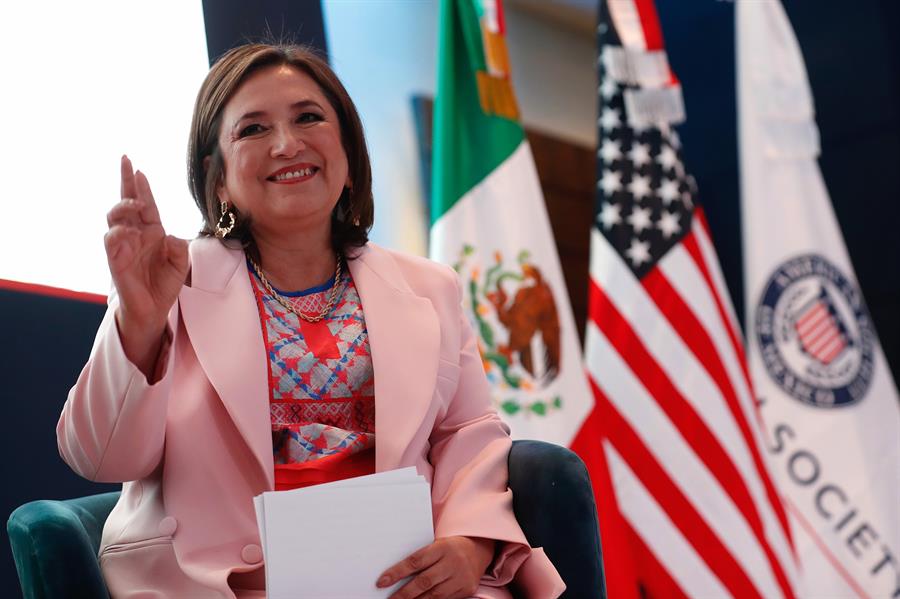 La candidata a la presidencia por la Coalición Fuerza y Corazón por México, Xóchitl Gálvez, habla durante su participación en el encuentro con la American Society hoy, en la Ciudad de México (México). EFE/Sáshenka Gutiérrez