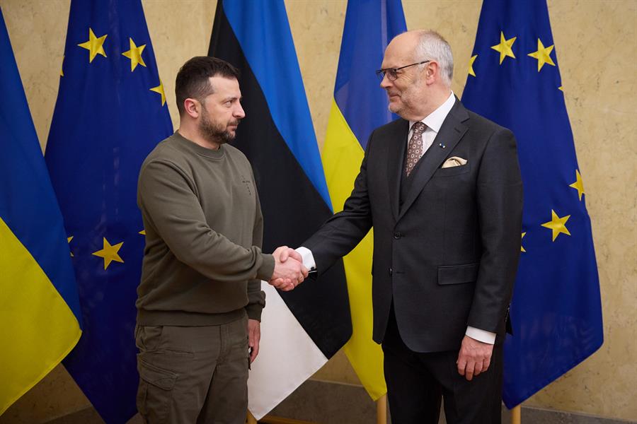 Fotografía proporcionada por el Servicio de prensa Presidencial de Estonia, en la que se muestra al presidente del país, Alar Karis, (dch) y a su homólogo ucraniano, Volodimir Zelensky, en Tallin, Estonia, el 11 de enero de 2024. EFE/EPA/SERVICIO DE PRENSA PRESIDENCIAL FOLLETO