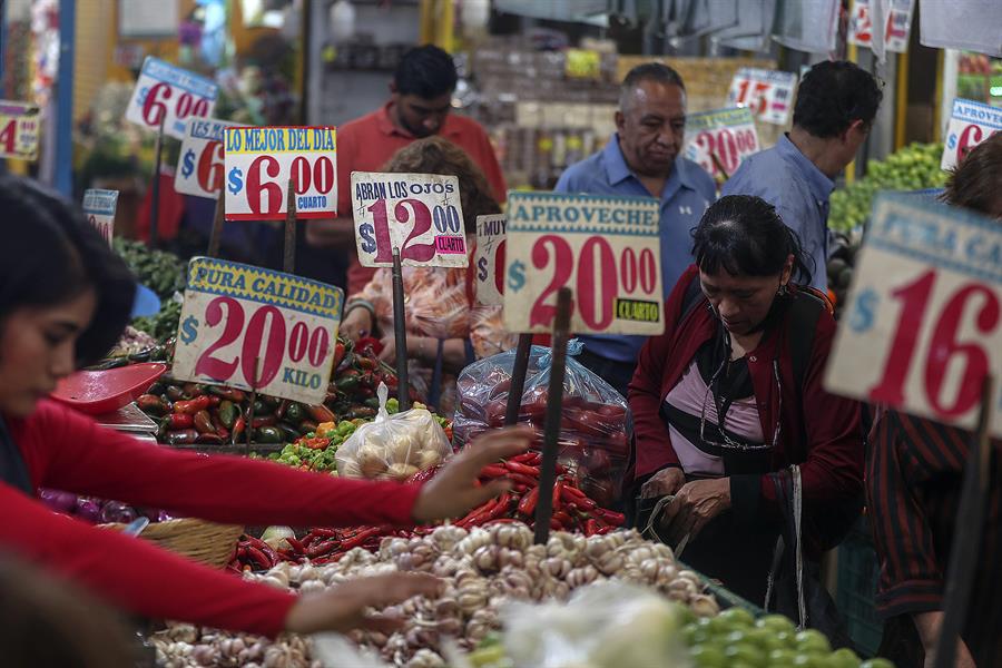 Fotografía de archivo fechada el 7 de diciembre de 2023 que muestra a clientes en el Mercado de Jamaica, en la Ciudad de México (México). EFE/ Mario Guzmán