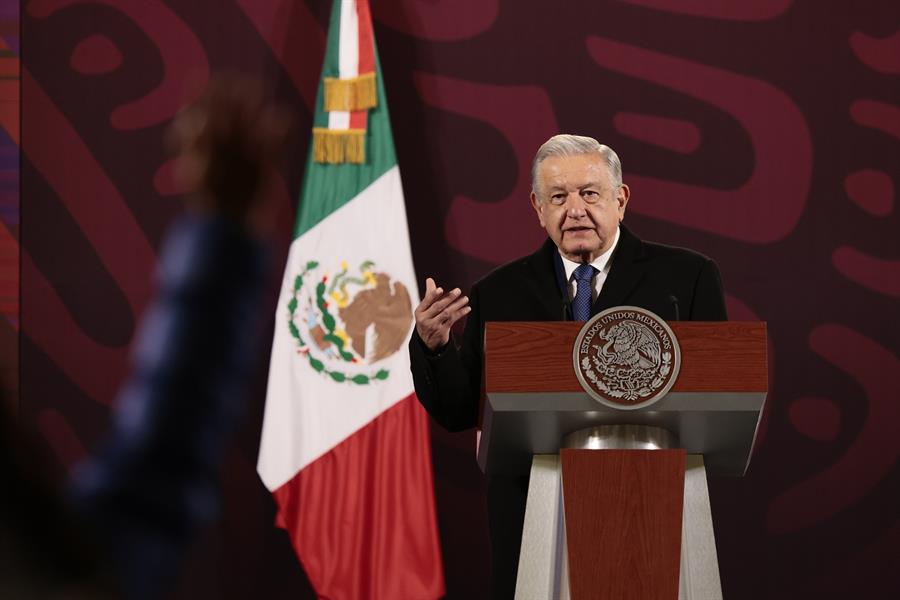 El presidente de México, Andrés Manuel López Obrador, habla durante su conferencia de prensa matutina hoy, en el Palacio Nacional en la Ciudad de México (México). EFE/José Méndez