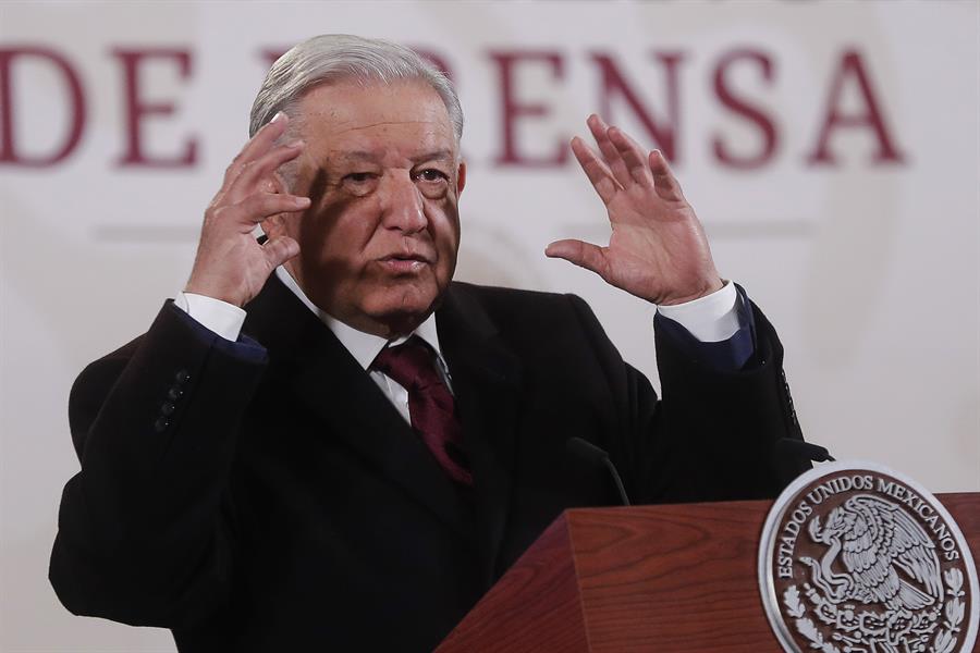 El presidente de México Andrés Manuel López Obrador, habla durante su conferencia de prensa matutina hoy, en el Palacio Nacional de la Ciudad de México (México). EFE/Isaac Esquivel