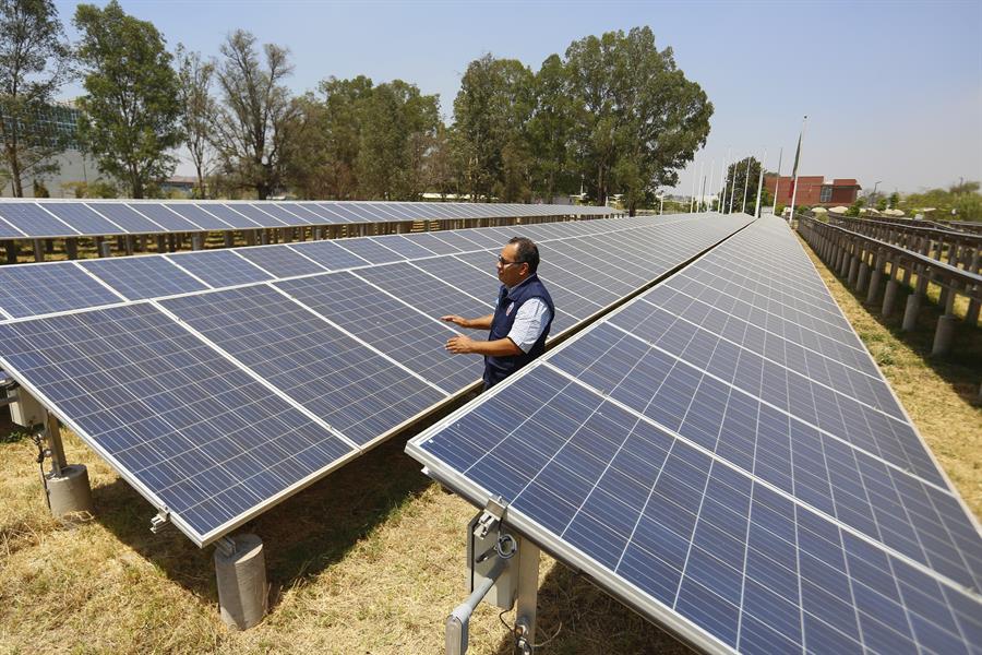 Una persona supervisa el mantenimiento de paneles solares en el municipio de Tonalá, Jalisco (México). EFE/Francisco Guasco