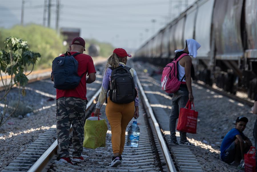 Imagen de archivo de migrantes caminan por las vías del tren en México. EFE/Miguel Sierra