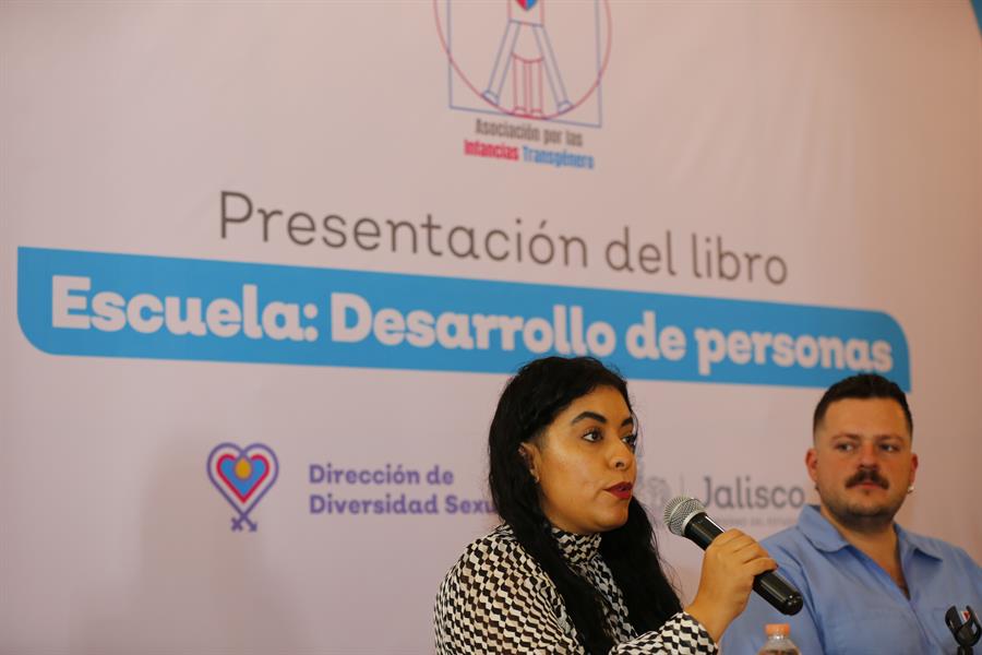 La directora de la Asociación para las Infancias Transgénero A.C., Jennifer Blanco, habla hoy durante una rueda de prensa en la ciudad de Guadalajara, en Jalisco (México). EFE/ Francisco Guasco