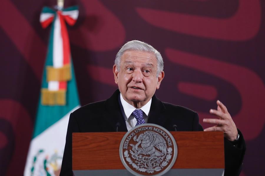 El presidente de México, Andrés Manuel López Obrador, habla hoy, durante una rueda de prensa en el Palacio Nacional en Ciudad de México (México). EFE/ Sáshenka Gutiérrez