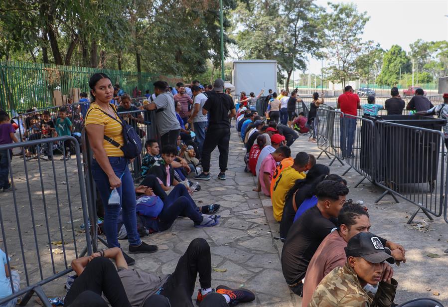 Migrantes en su mayoría de Haiti, permanecen en espera de su regularización migratoria hoy, en la Ciudad de Tapachula en el estado de Chiapas (México). EFE/Juan Manuel Blanco
