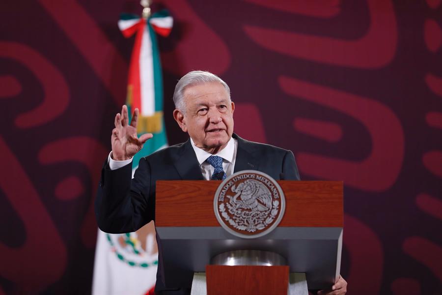 El presidente de México, Andrés Manuel López Obrador, habla durante una rueda de prensa en el Palacio Nacional, en Ciudad de México (México). EFE/ Sáshenka Gutiérrez