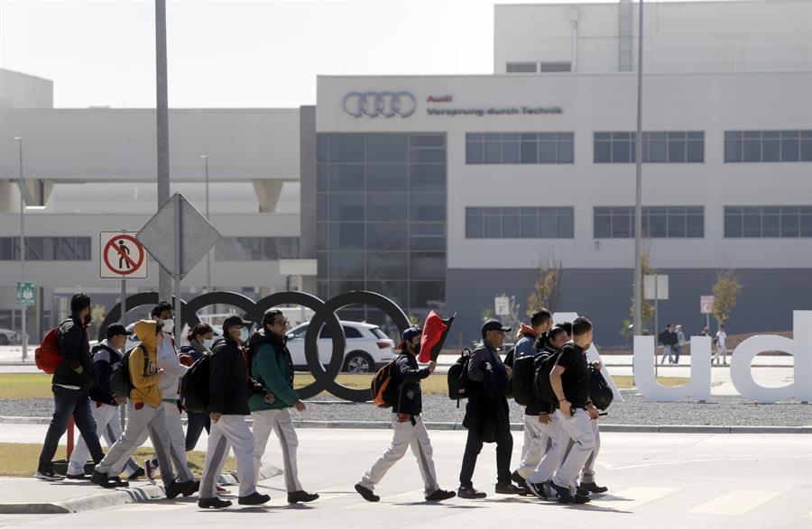 Trabajadores de Audi participan en una jornada de huelga ayer, en Puebla (México). EFE/ Hilda Ríos