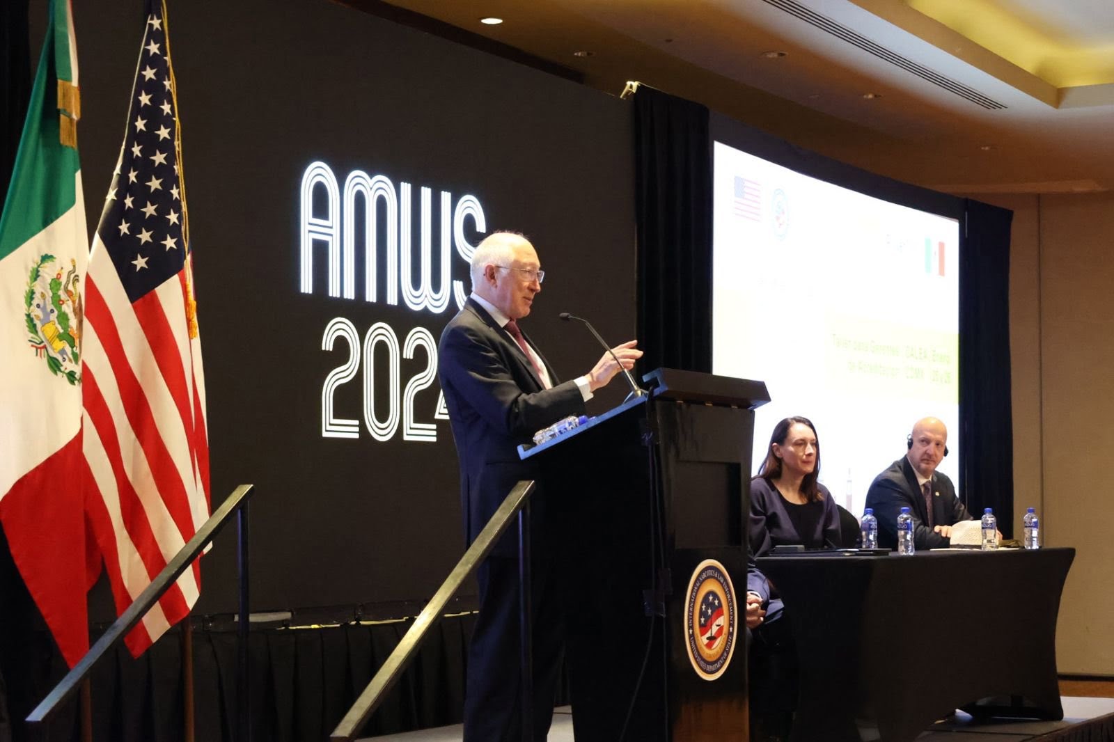 Embajador Ken Salazar.