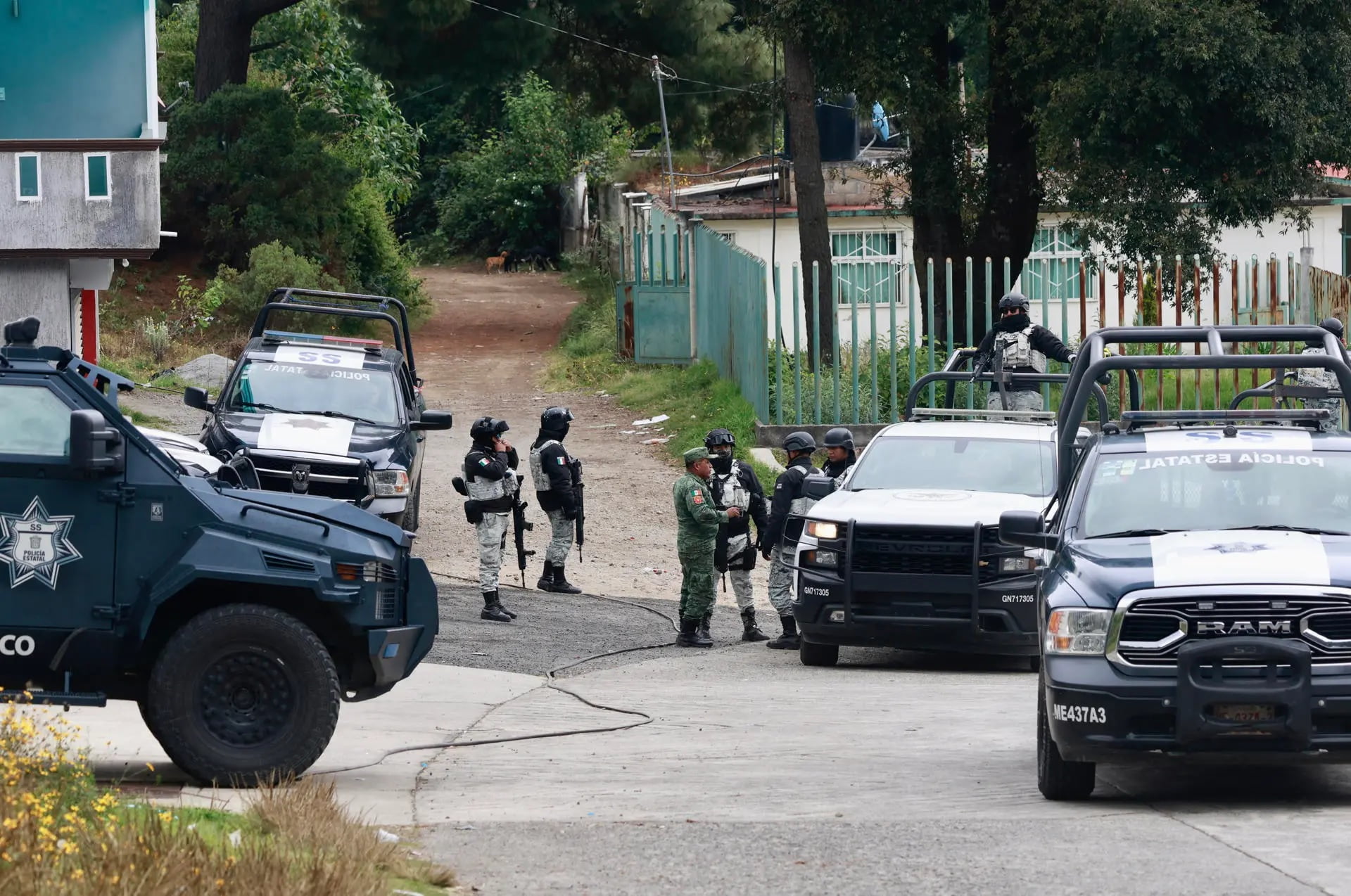 Miembros de la Guardia Nacional resguardan hoy el poblado de Texcapilla, en localidad de Texcaltitlán, en el céntrico Estado de México (México). La gobernadora del Estado de México, Delfina Gómez, anunció este lunes que mantendrán vigilancia continúa e instalarán una base de la guardia Nacional en la localidad de Texcapilla, donde pobladores enfrentaron a miembros del cartel ‘Familia Michoacana’ el pasado viernes, dejando como saldo 14 personas fallecidas, entre ellas 10 presuntos criminales. EFE/ Felipe Gutiérrez