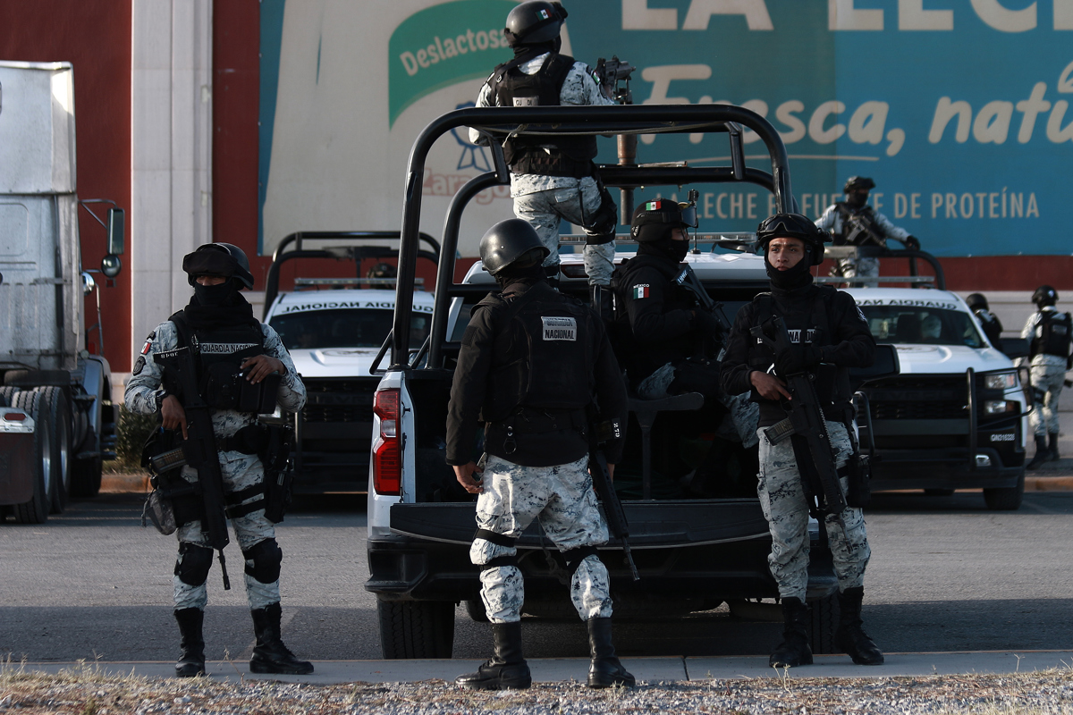 Agentes de la Guardia Nacional (GN) realizan labores de vigilancia en Ciudad Juárez (México). EFE/Luis Torres