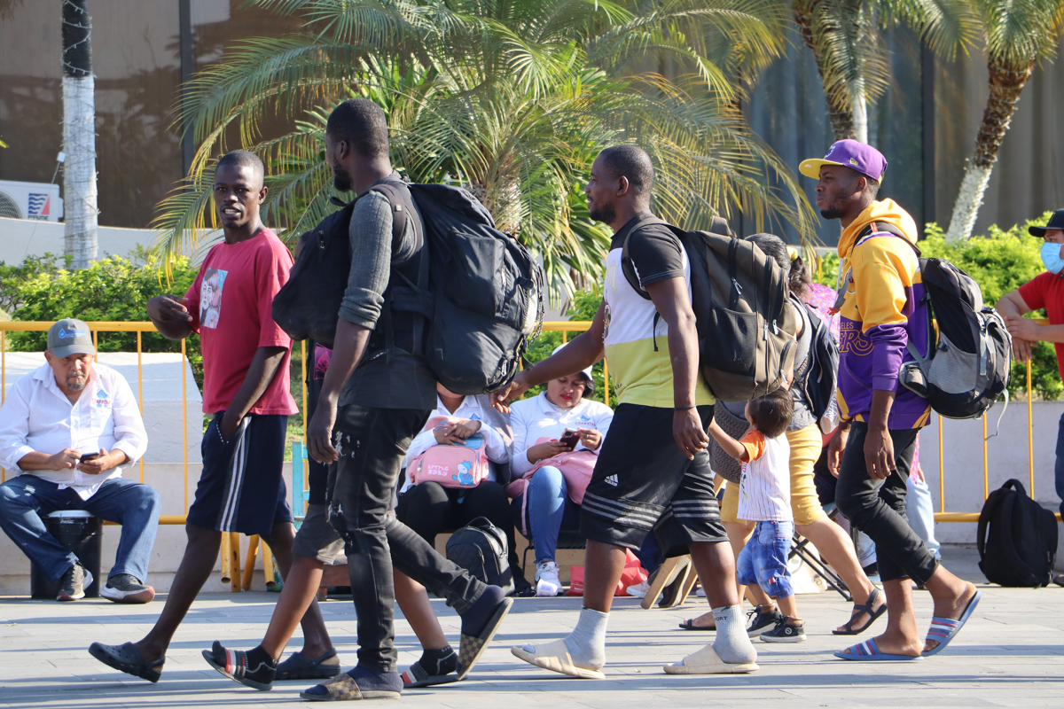 Migrantes permanecen en las principales plazas en la ciudad de Tapachula en el estado de Chiapas (México). Fotografía de archivo. EFE/Juan Manuel Blanco