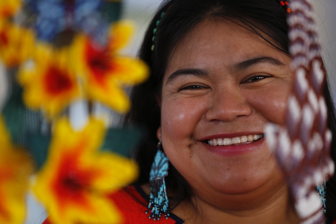 Fotografía de una mujer wixárika (huichol) en Guadalajara, Jalisco (México). EFE/ Francisco Guasco