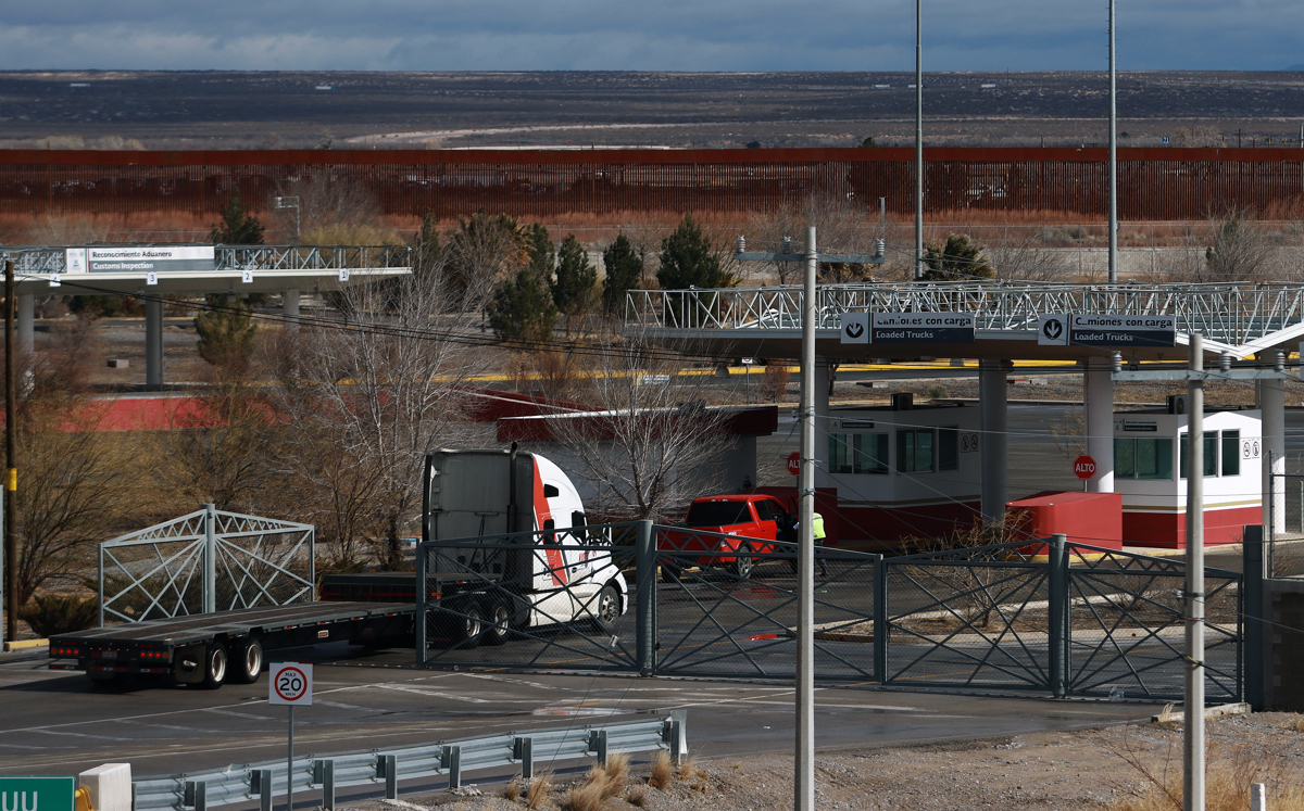 Un vehículo transita por el área de carga de Puente de Tornillo, en Ciudad Juárez. EFE/Luis Torres