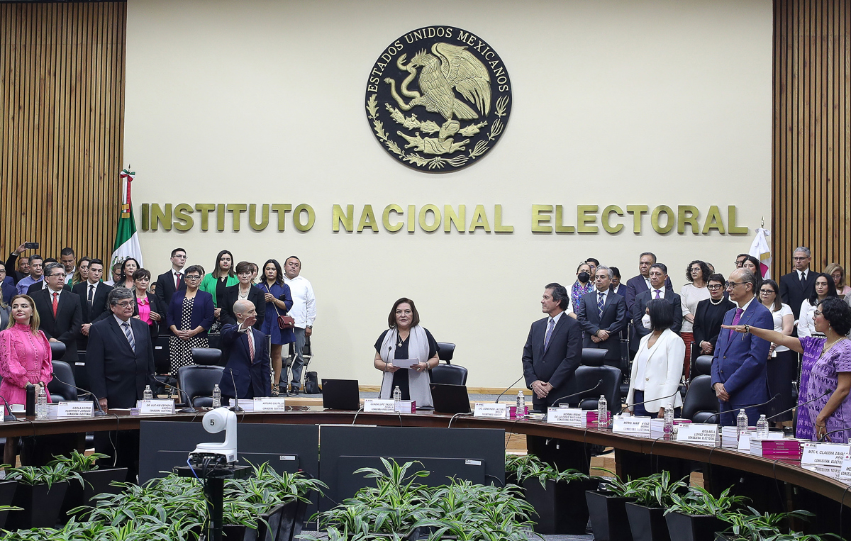 La titular del Instituto Nacional Electoral (INE), Guadalupe Taddei (c) durante un acto protocolario en Ciudad de México (México). EFE/ Isaac Esquivel