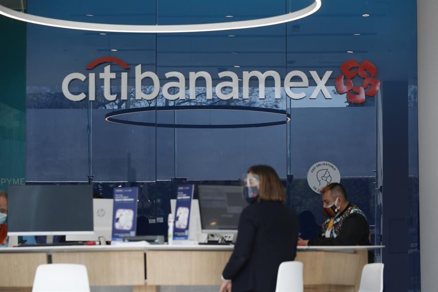 Una mujer acude a un banco de Citibanamex en Ciudad de México (México). EFE/ Mario Guzmán