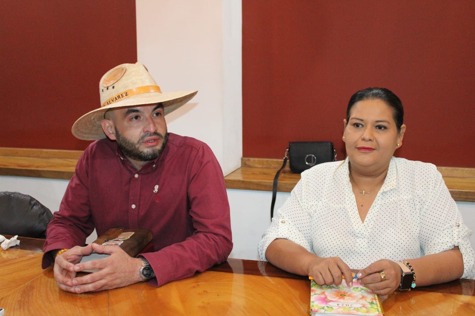 El diputado local Alfredo Álvarez Ramírez, y la diputada Sonia Hernández, presidenta de la Comisión de Bienestar, Inclusión Social y Equidad de Género.