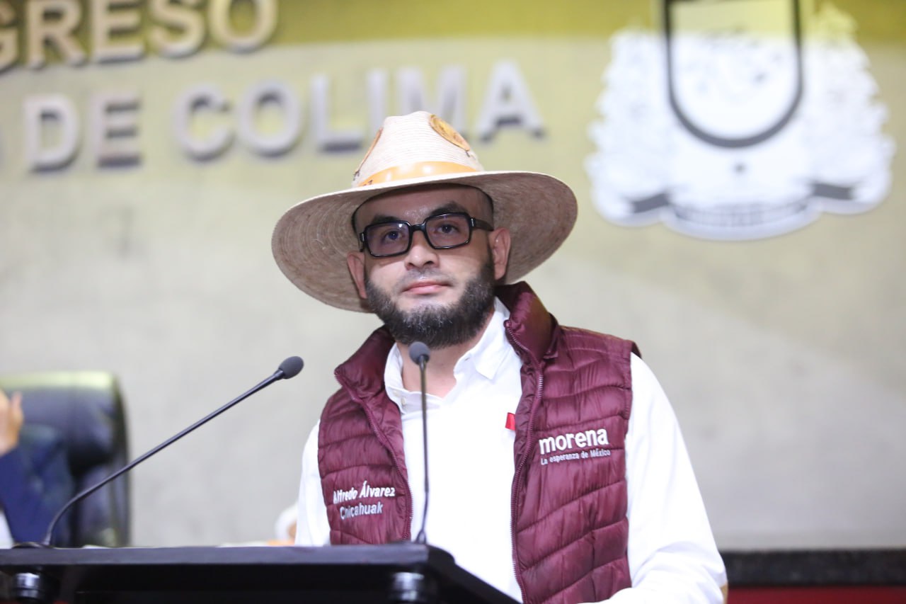 El diputado Alfredo Álvarez da lectura al dictamen que reforma el Código Penal para el Estado de Colima.