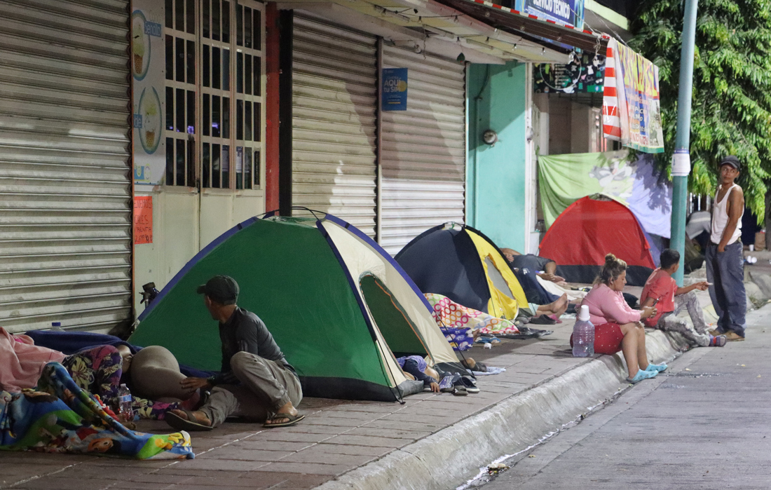 Migrantes permanecen en carpas en una calle de Tapachula (México). EFE/Juan Manuel Blanco