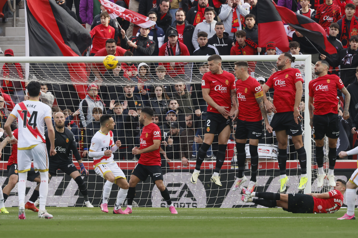 PALM Los jugadore del Mallorca cabecean el balón durante el partido de la jornada 24 de LaLiga en el estadio Son Moix de Palma. EFE/CATI CLADERA