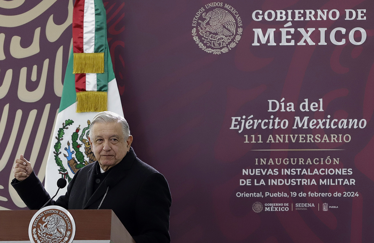 El presidente de México, Andrés Manuel López Obrador (d) y el secretario de la Defensa Nacional, Luis Cresencio Sandoval (i), entregan reconocimientos a militares durante un acto protocolario este lunes, en el municipio Oriental, estado de Puebla (México). EFE/ Hilda Ríos