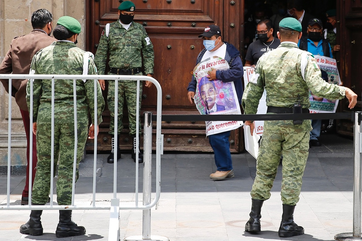 Padres de los 43 desaparecidos de Ayotzinapa salen del Palacio Nacional, luego de una reunión con el presidente Andrés Manuel López Obrador. EFE/Carlos Ramírez